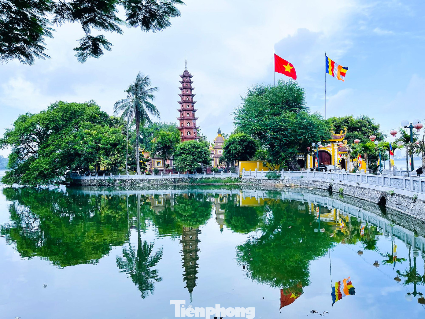 Tại địa điểm chùa Trấn Quốc, khung cảnh cũng tĩnh mịch, yên bình, không còn cảnh chen chúc người dân đến thắp hương hành lễ như mọi năm. Tại địa điểm chùa Trấn Quốc, khung cảnh cũng tĩnh mịch, yên bình, không còn cảnh chen chúc người dân đến thắp hương hành lễ như mọi năm.