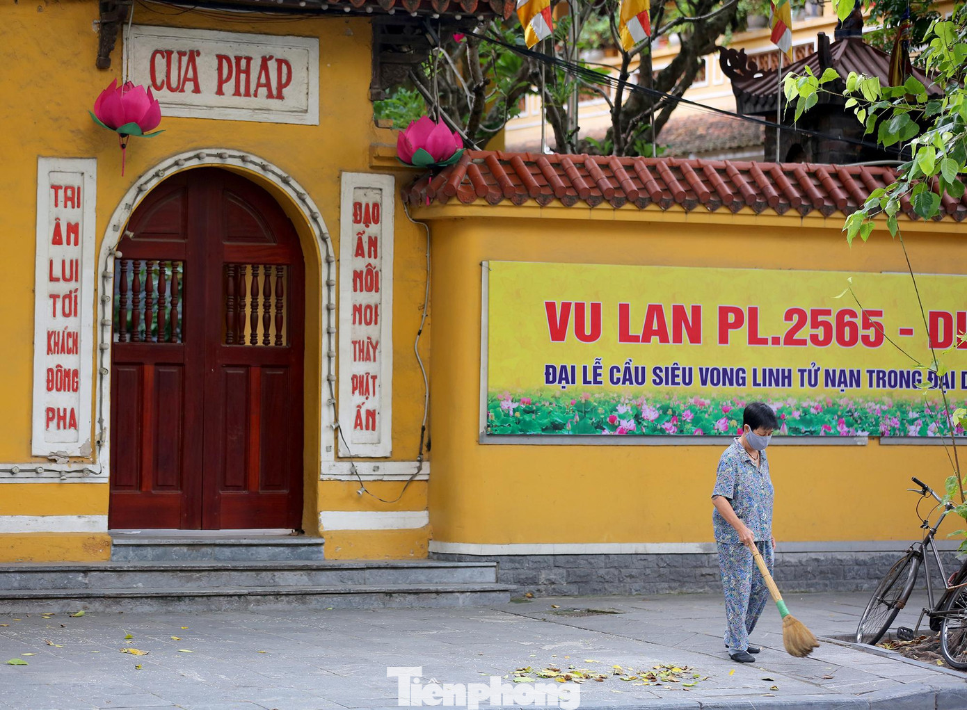 Ghi nhận vào thời điểm sáng sớm ngày hôm nay, chùa Quán Sứ cửa đóng then cài, chỉ có một phật tử đang quét dọn trước cửa chùa. Ghi nhận vào thời điểm sáng sớm ngày hôm nay, chùa Quán Sứ cửa đóng then cài, chỉ có một phật tử đang quét dọn trước cửa chùa.