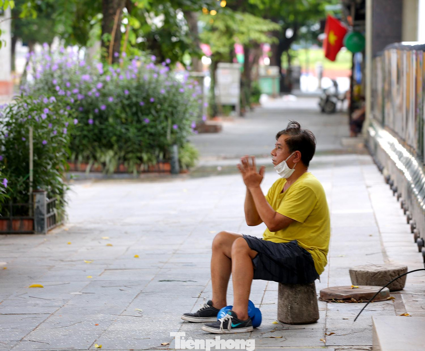 Người dân thành tâm hành lễ vái vọng từ xa. Người dân thành tâm hành lễ vái vọng từ xa.