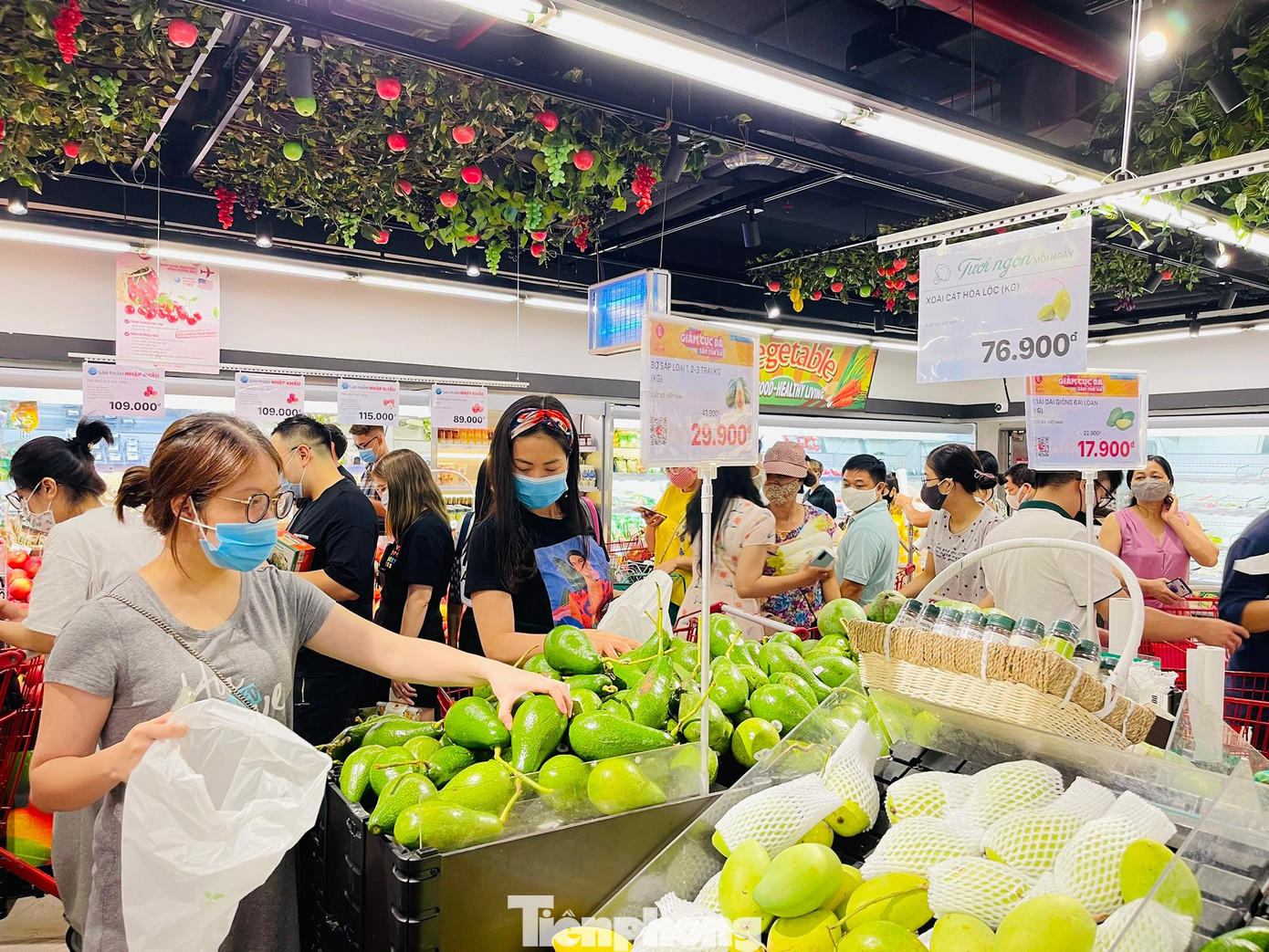 Các quầy hàng rau củ quả luôn đông người