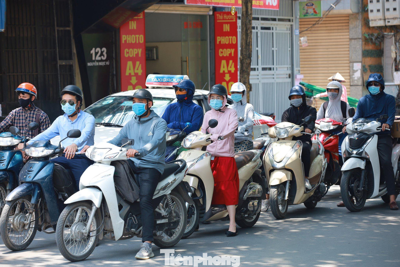 Nhiệt độ ngoài trời tại Hà Nội trưa 10/5 được dự báo lên đến gần 40 độ C.