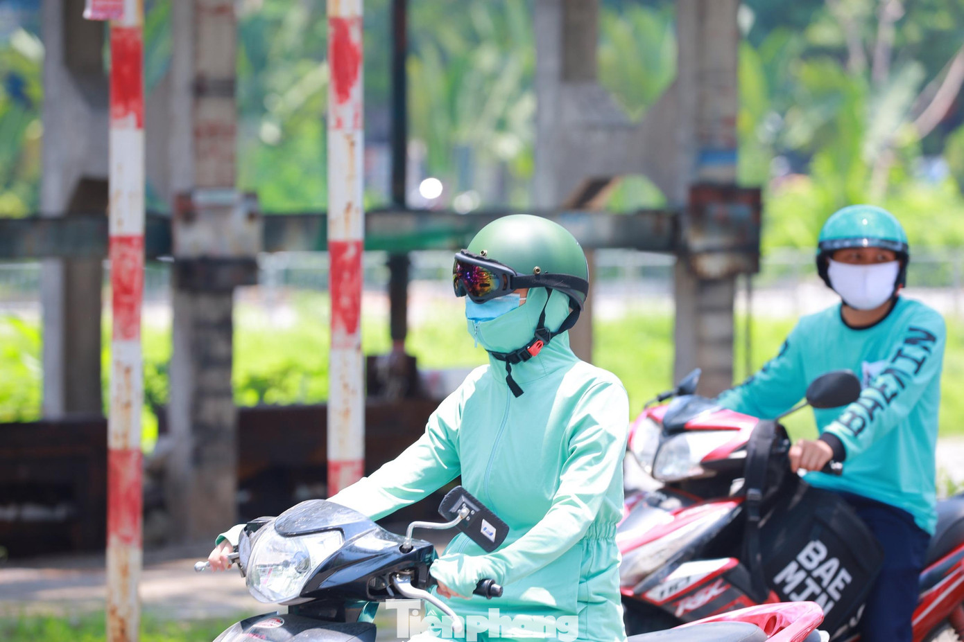 Các lái xe công nghệ miệt mài mưu sinh dưới cái nắng nóng gay gắt.