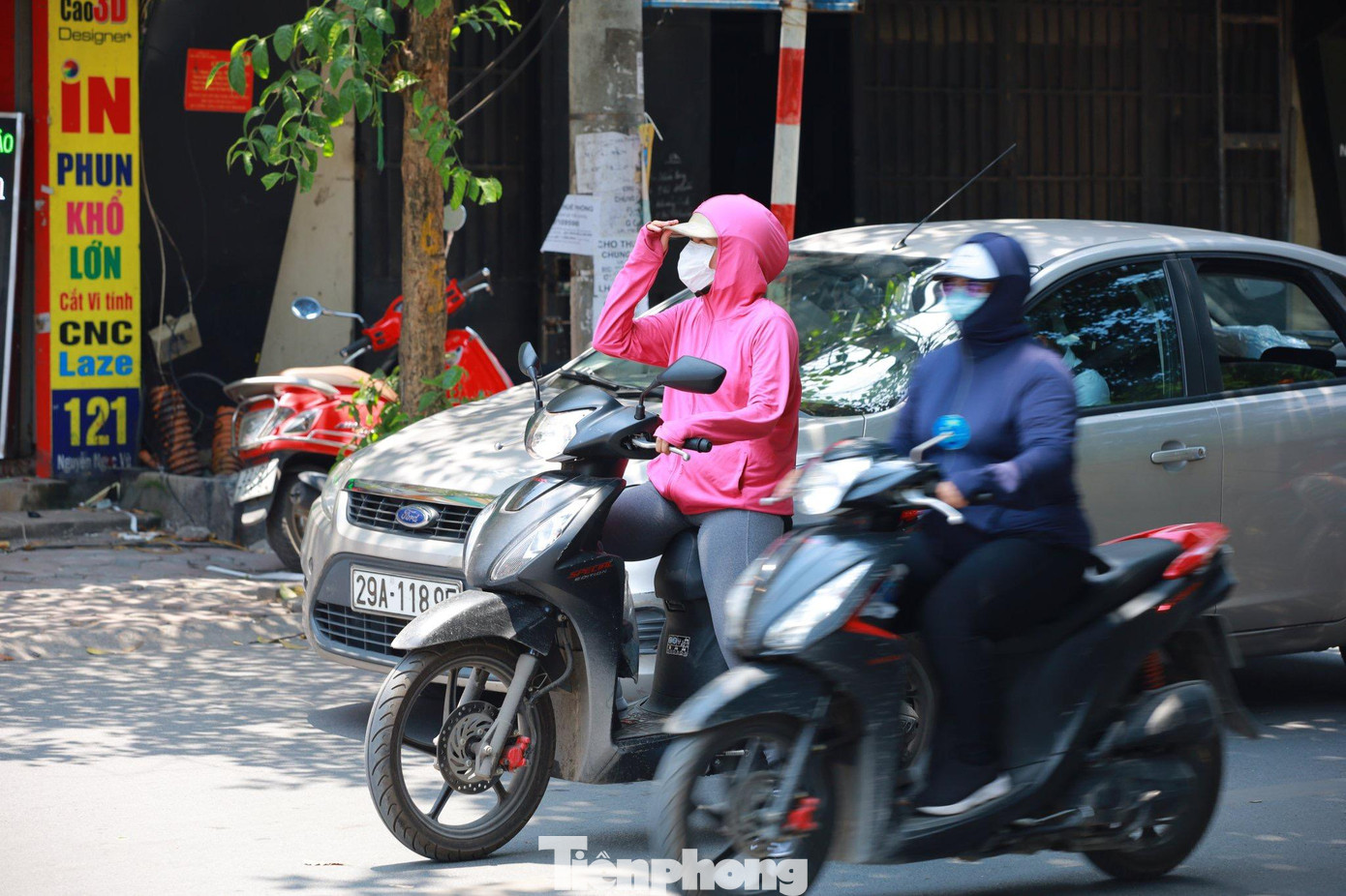 Hình ảnh rất dễ bắt gặp trên đường phố Hà Nội những ngày này.