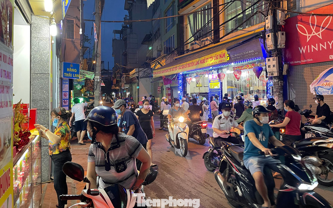 Vào thời điểm 18h, theo ghi nhận của phóng viên báo Tiền Phong, người dân nườm nượp đổ tới mua bánh trung thu tại làng nghề Xuân Đỉnh. Vào thời điểm 18h, theo ghi nhận của phóng viên báo Tiền Phong, người dân nườm nượp đổ tới mua bánh trung thu tại làng nghề Xuân Đỉnh.