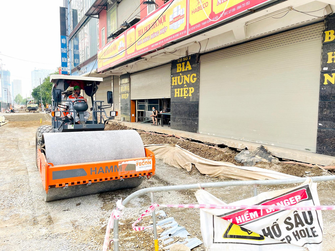 Phần đường thi công trên trục đường Tố Hữu vẫn còn khá ngổn ngang. Phần đường thi công trên trục đường Tố Hữu vẫn còn khá ngổn ngang.