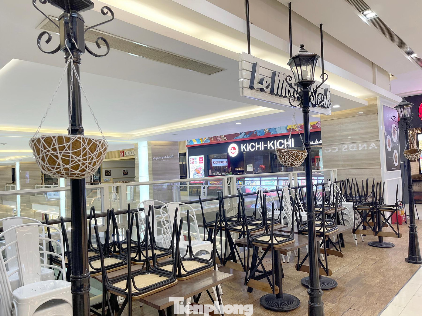 Hầu hết các cửa hàng dịch vụ ăn uống tại trung tâm thương mại đều chỉ phục vụ bán mang về và không cho phép khách ngồi tại chỗ.