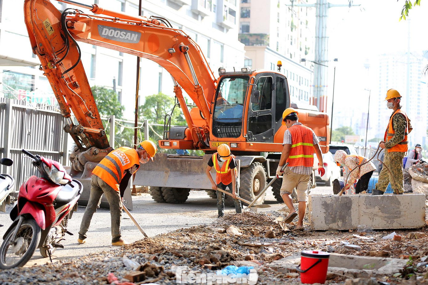 Công trường thi công hầm chui hiện đang triển khai 3 mũi thi công, với hơn 30 cán bộ, kỹ sư, công nhân hoạt động ngày đêm. Mọi công tác phòng dịch như đeo khẩu trang, sát khuẩn, khoảng cách,.. vẫn được đảm bảo đúng quy định 5K của Bộ Y Tế.