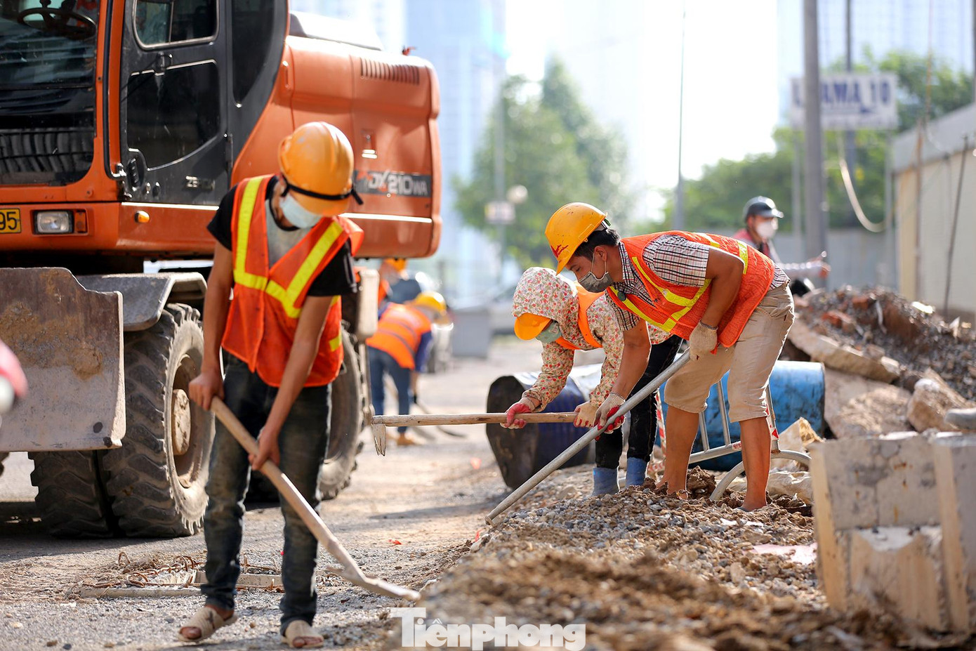 Hầm chui được xây dựng trục thông hướng đường Lê Văn Lương, đi ngầm qua nút giao Khuất Duy Tiến – Tố Hữu, có tổng chiều dài hầm và gờ chắn hai đầu là 475m.