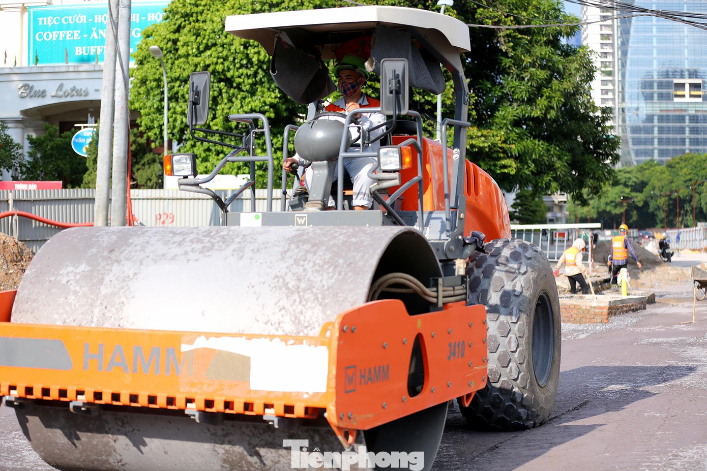 Ông Nguyễn Đức Hưng, cán bộ phụ trách an toàn của nhà thầu Fecon cho biết, tất cả nhà thầu đều lập kế hoạch phòng, chống dịch COVID-19, gửi Ban Quản lý dự án đầu tư xây dựng công trình giao thông thành phố Hà Nội (chủ đầu tư) và chính quyền địa phương để đảm bảo công tác phòng chống, dịch trong giai đoạn hiện nay.