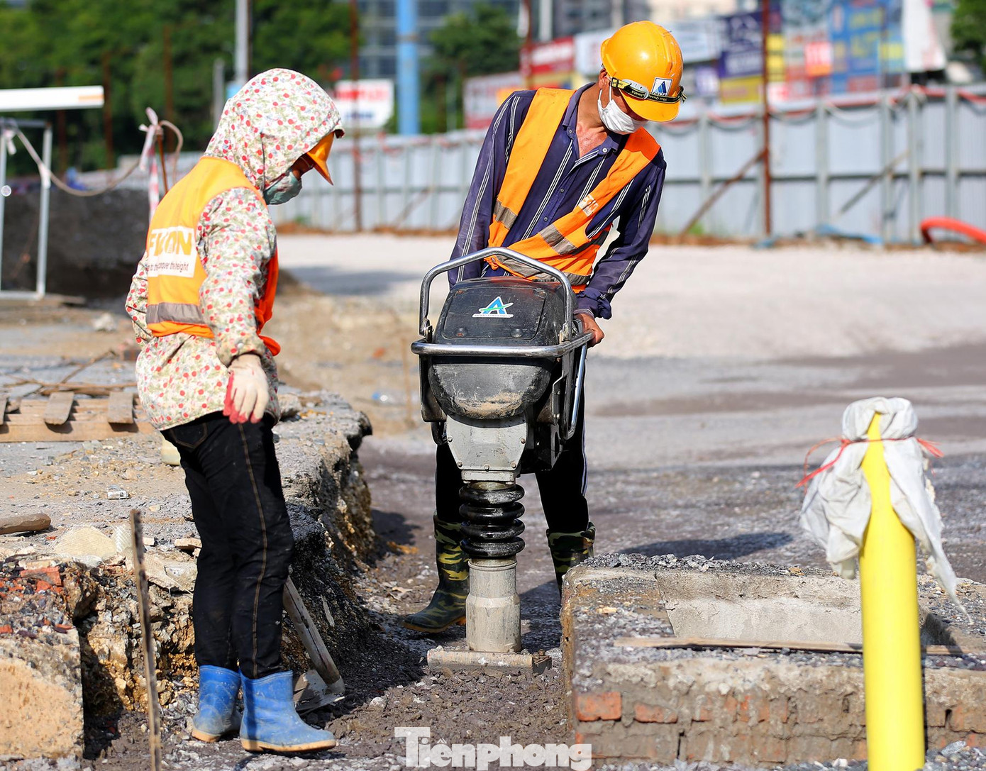 Công nhân của nhà thầu vẫn đang hối hả thi công, đẩy nhanh tiến độ từng ngày, từng giờ.