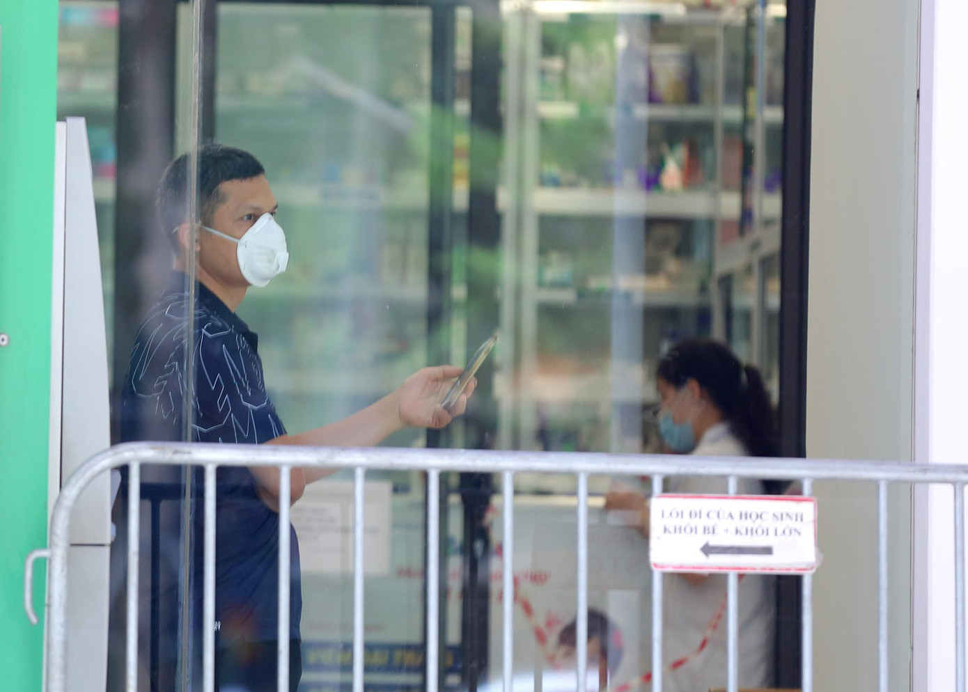 Cư dân trong toà nhà chờ người thân chuyển đồ tiếp tế.