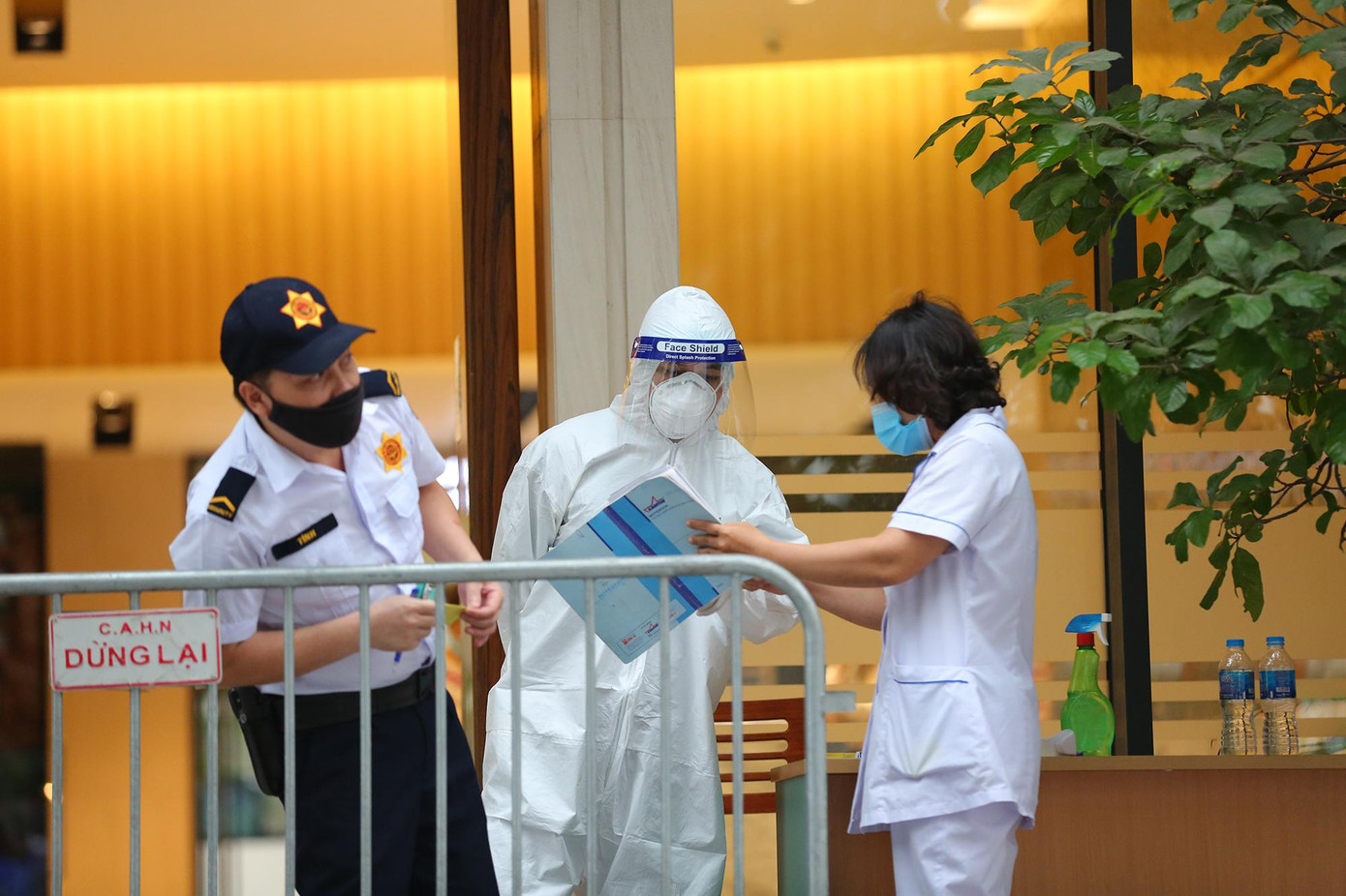 Ngày 24/5, CDC Hà Nội đã thông tin ca nhiễm mới, đó là bệnh nhân W.T., nam, sinh năm 1976, quốc tịch Trung Quốc; địa chỉ: Phường Nhân Chính, quận Thanh Xuân. Bệnh nhân nhập cảnh và cách ly tập trung tại khách sạn Mường Thanh Grand Xala từ ngày 24/4-16/5 (các lần xét nghiệm đều âm tính).