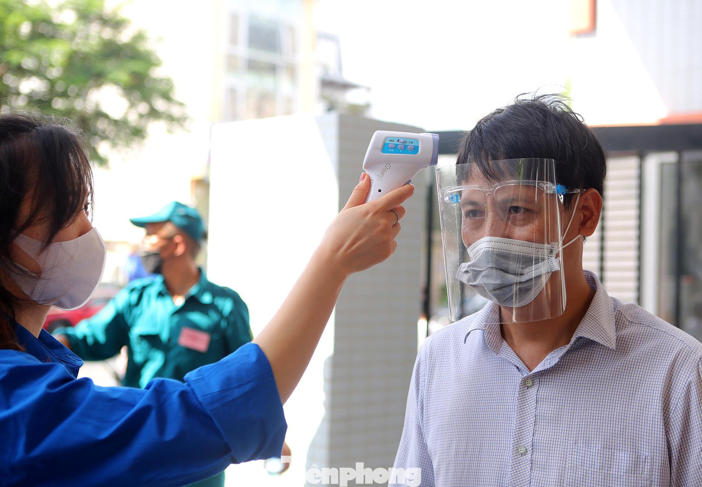 Toàn bộ người dân đều được lực lượng chức năng đo thân nhiệt, sát khuẩn.