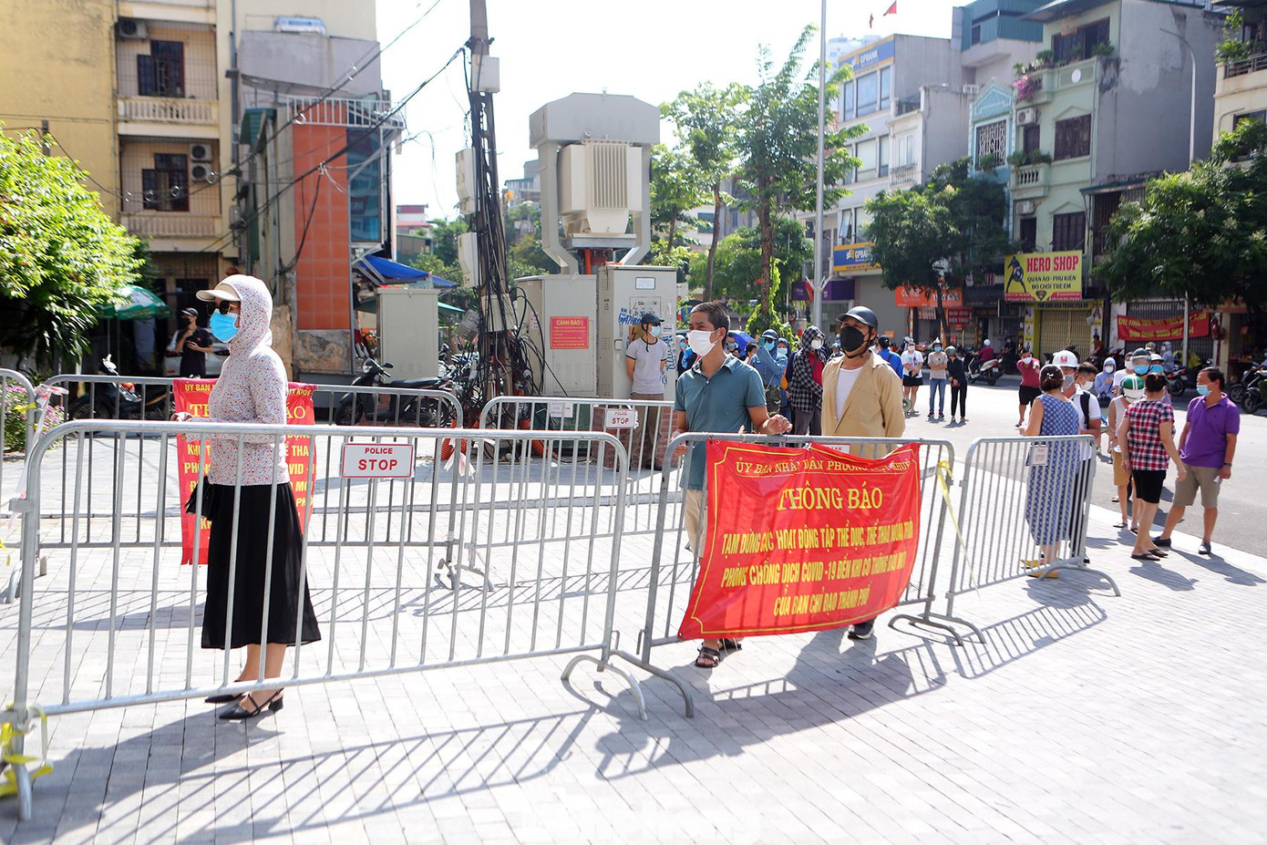 Từ sáng sớm hàng trăm người dân đã đội nắng xếp hàng dài cả chục mét để chờ mua bánh trung thu ở điểm được trưng dụng bán bánh tập trung tại trường tiểu học Chu Văn An, phố Thuỵ Khuê.