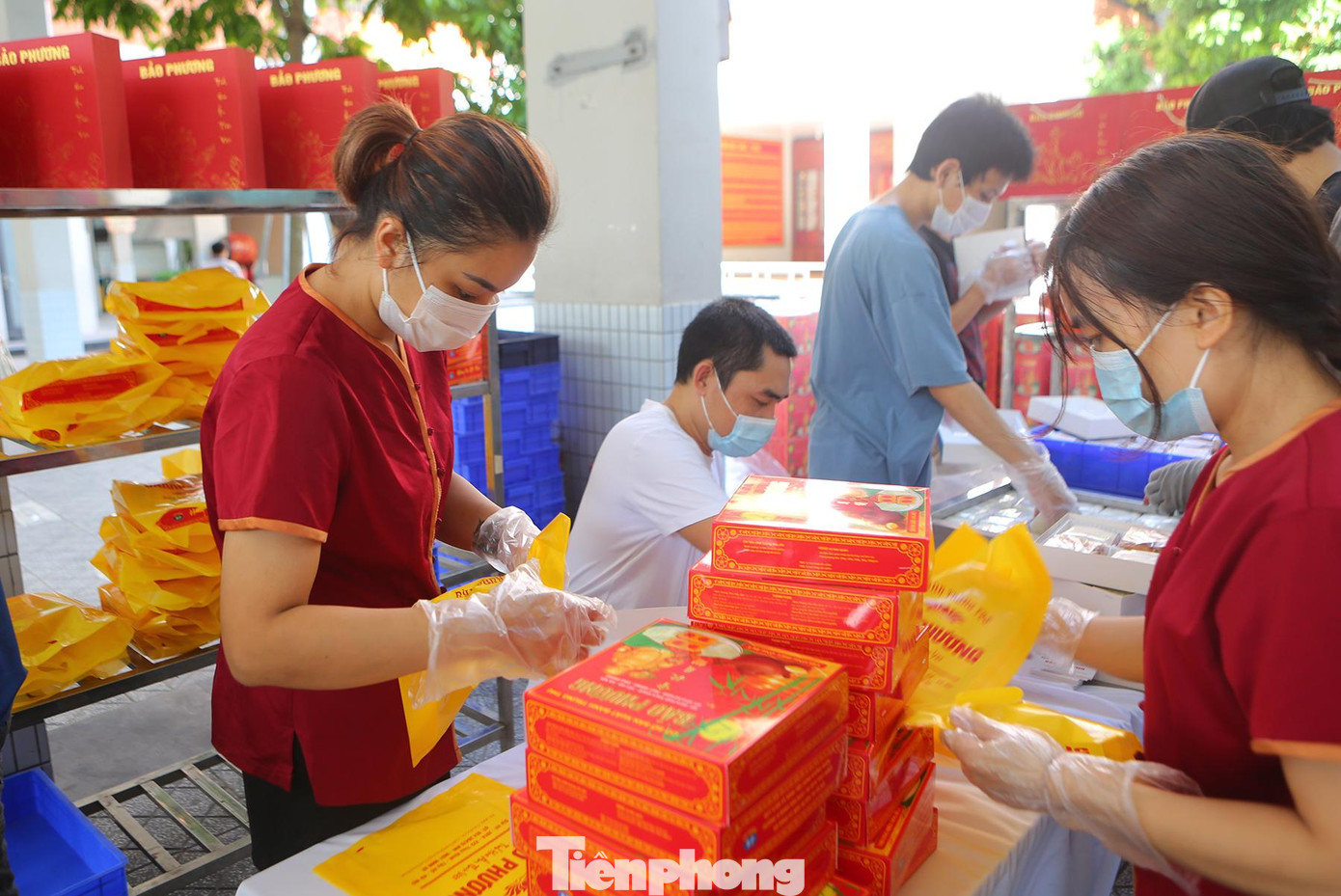 Phía bên trong, các công nhân luôn chân luôn tay đóng bánh vào hộp để phục vụ khách hàng được nhanh nhất.