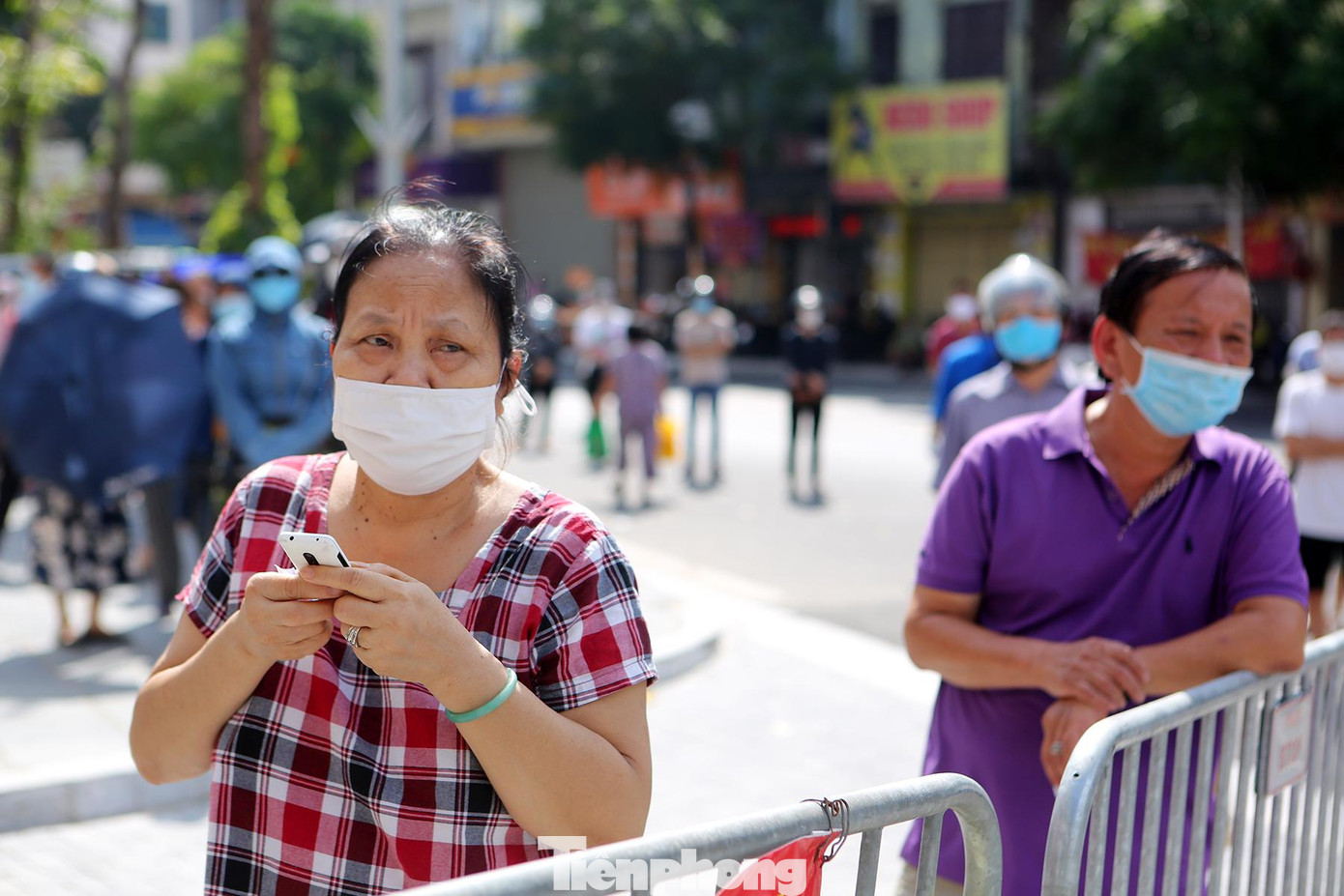 Người dân được phát phiếu số thứ tự chờ đợi đến lượt vào mua bánh.