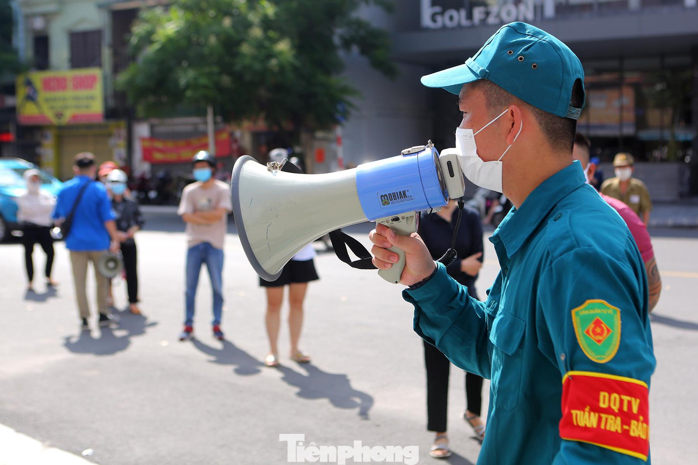 Đầu giờ sáng lực lượng chức năng đã liên tục loa nhắc nhở thông báo nếu không giãn cách sẽ ngừng bán hàng.