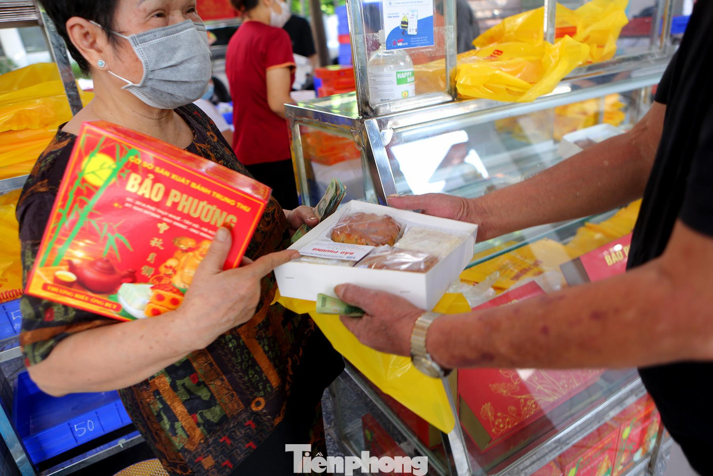 Mỗi hộp được đóng sẵn với 2 bánh nướng, 2 bánh dẻo.