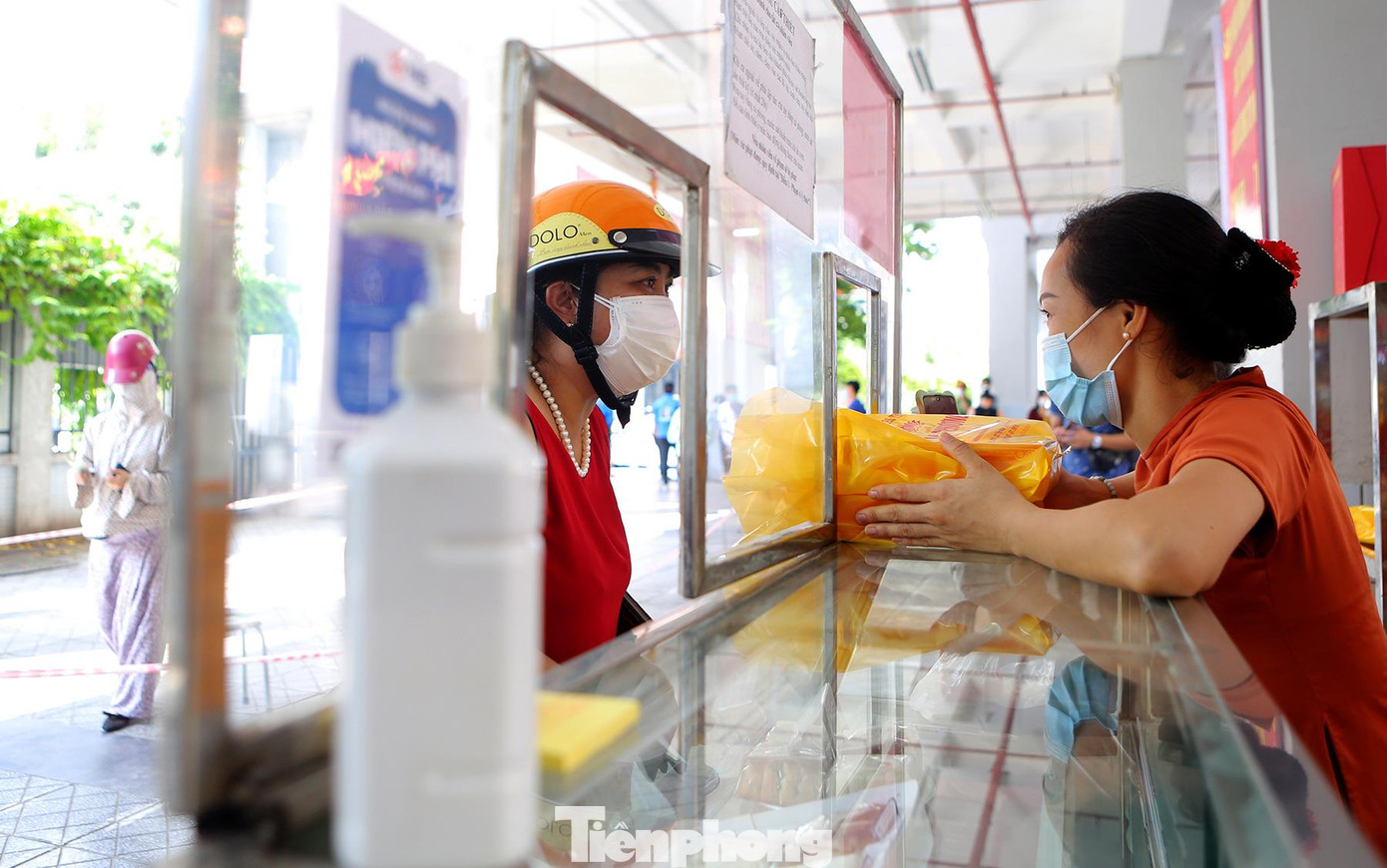 Ghi nhận của phóng viên báo Tiền Phong, trong sáng nay, tiệm bánh Bảo Phương 2 chỉ đáp ứng đủ số lượng cho 300 người dân, mỗi người được mua tối đa 2 hộp