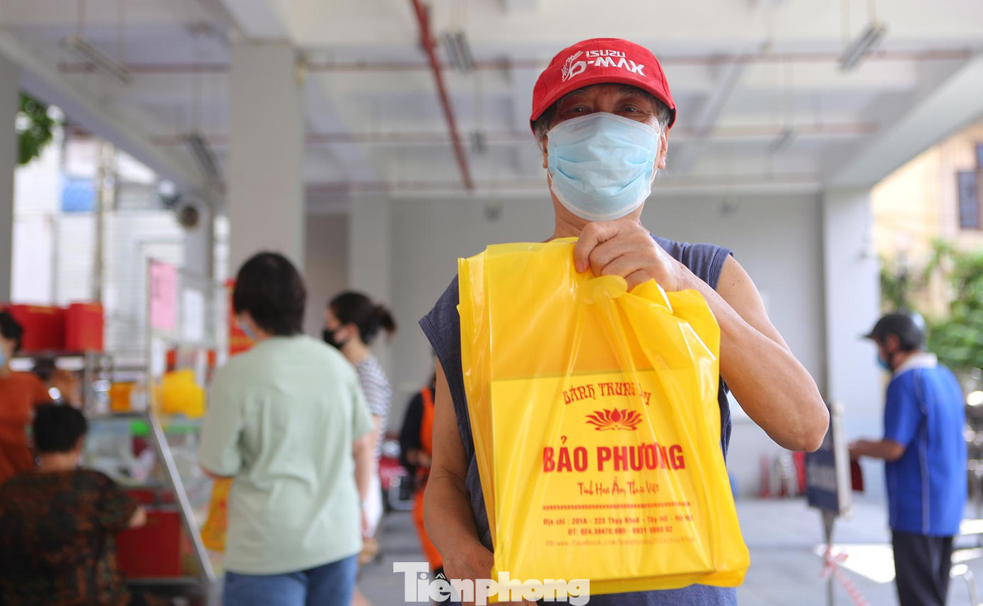 Sau gần 2 giờ chờ đợi, ông Nguyễn Điều Độ (ở ngõ 67 Thuỵ Khê, quận Ba Đình, Hà Nội) đã mua được 2 hộp bánh.