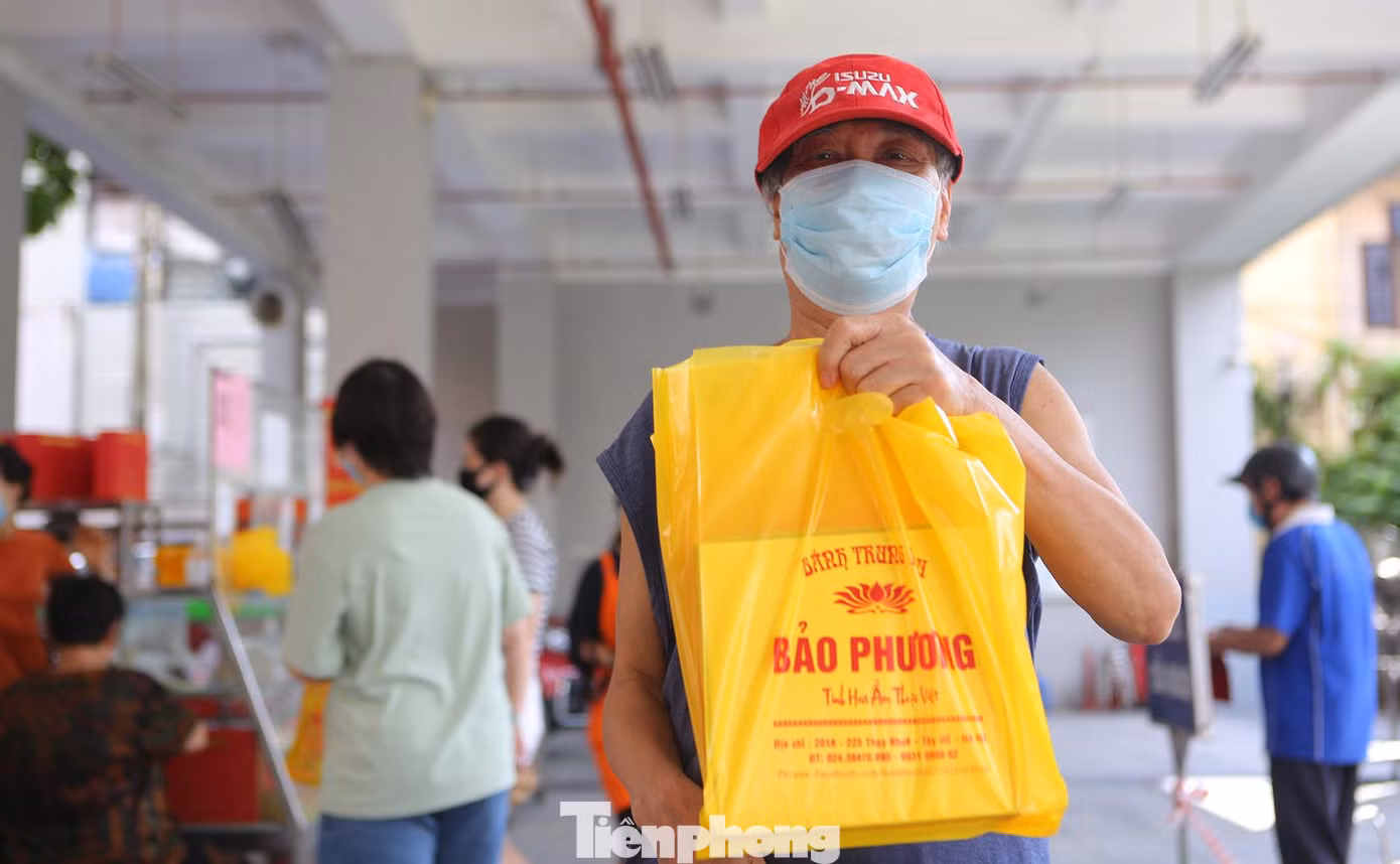 Sau gần 2 giờ chờ đợi, ông Nguyễn Điều Độ (ở ngõ 67 Thuỵ Khê, quận Ba Đình, Hà Nội) đã mua được 2 hộp bánh.