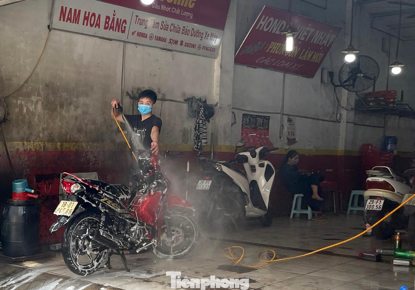 Các hàng rửa xe cũng tấp nập trở lại.