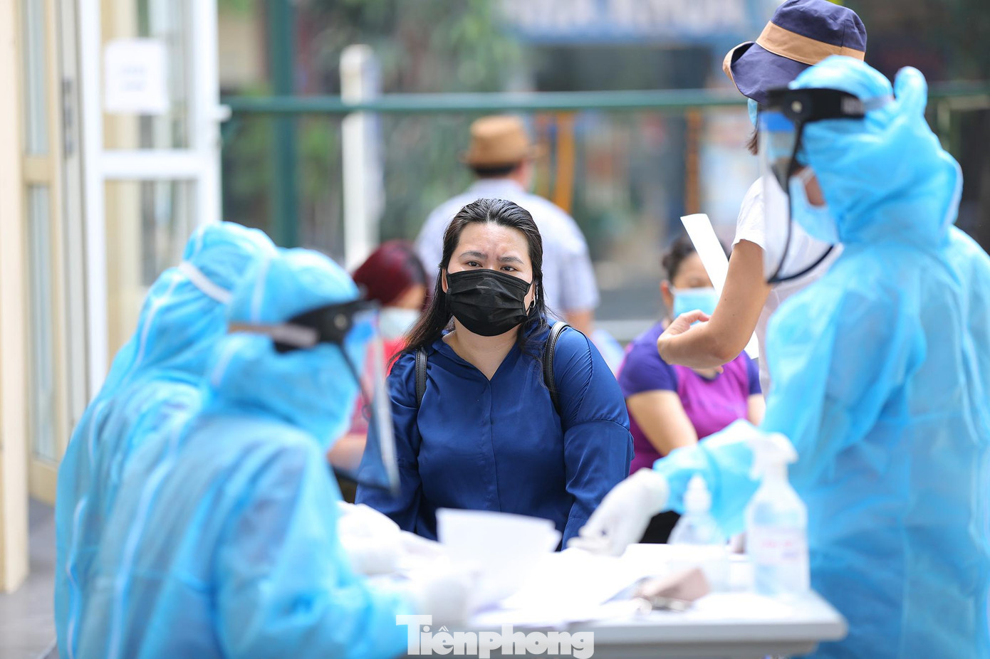 Để phòng chống dịch hiệu quả, CDC Hà Nội cũng khuyến cáo người dân, người bệnh, người nhà bệnh nhân đã từng đến hoặc ở Bệnh viện K trong thời gian từ 16/4-7/5 và người dân có yếu tố dịch tễ liên quan đến các vùng dịch khác cần thực hiện khai báo y tế, liên hệ ngay với cơ sở y tế gần nhất để được tư vấn và hướng dẫn các biện pháp phòng chống dịch.