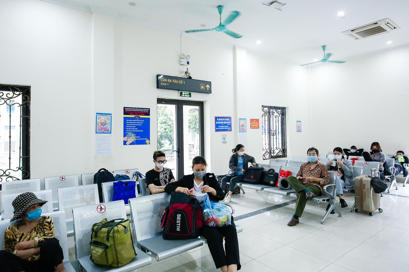 Từ 14h cùng ngày, đã có một số hành khách đến ga Long Biên để sớm làm thủ tục trước khi lên tàu.