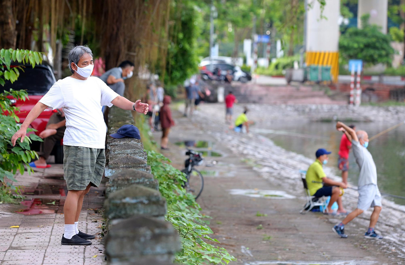 Tại hồ Hoàng Cầu, người dân cũng đổ ra tập luyện khá đông trong buổi sáng ngày hôn nay 26/6.