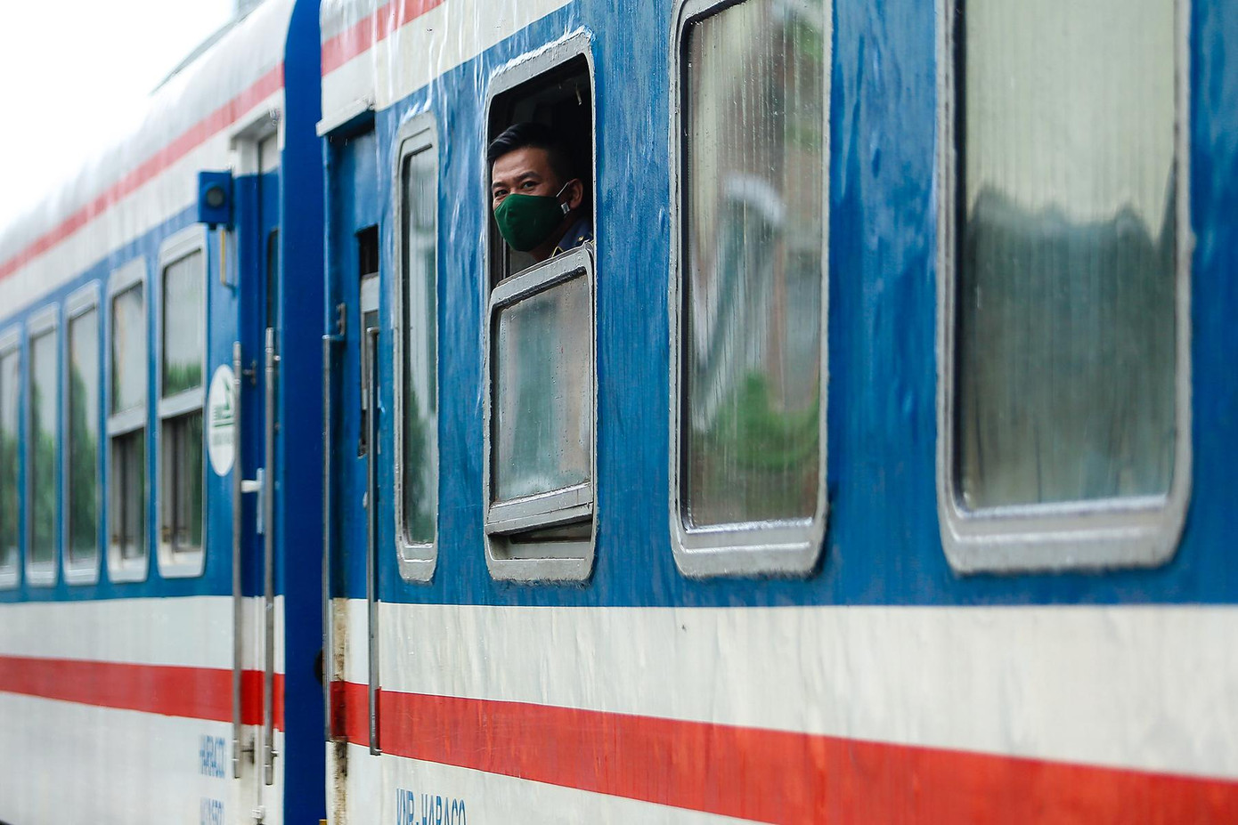 Hành khách phấn khởi khi có mặt trên chuyến tàu về nhà sau nhiều tháng mắc kẹt tại Hà Nội vì dịch bệnh COVID-19.