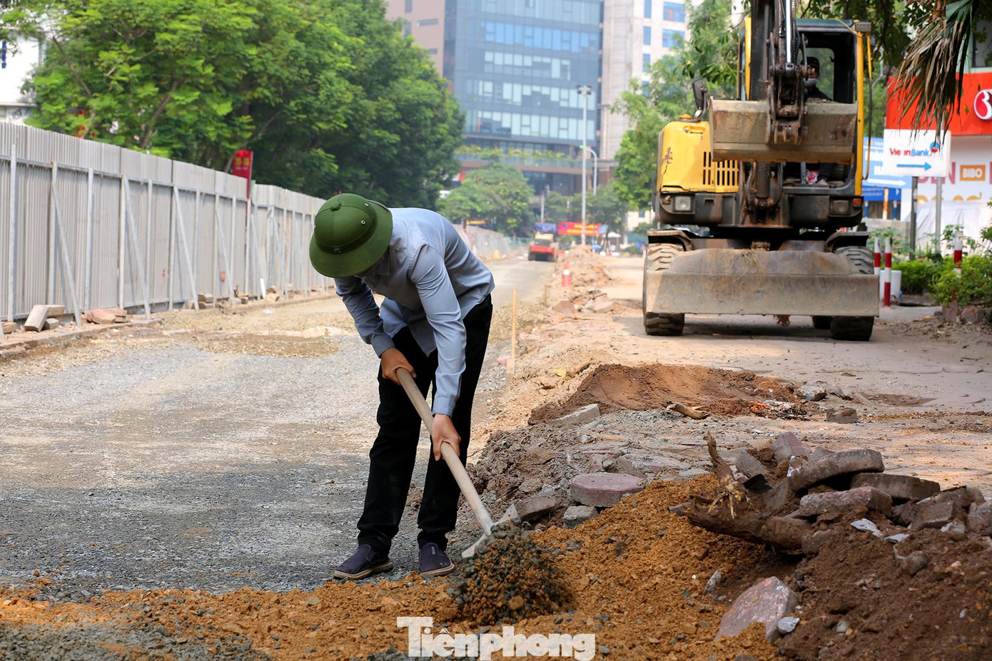 Công nhân đang khẩn trương thi công các hạng mục của công trình.