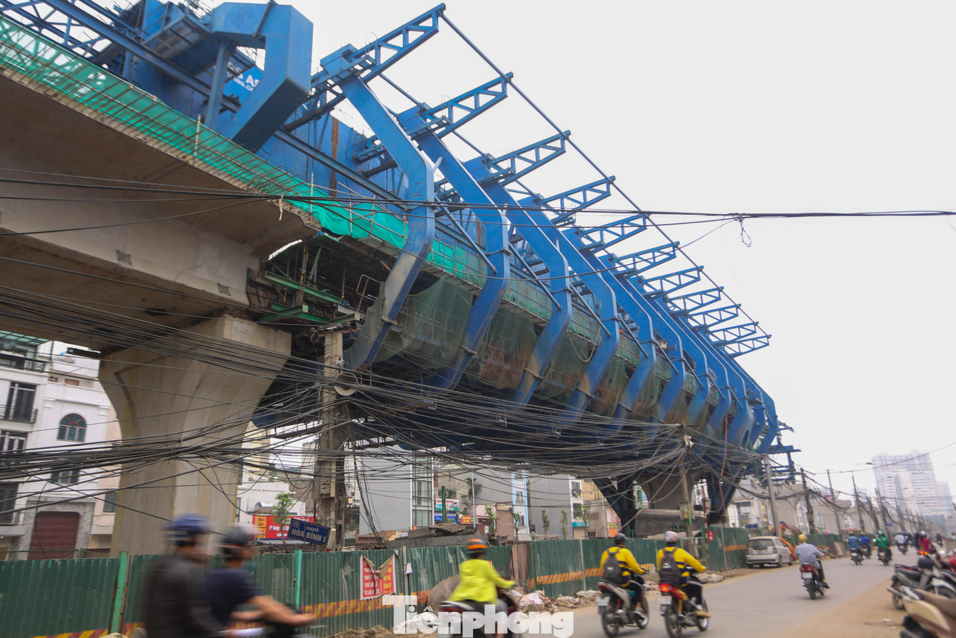 Đại công trường vành đai 2 dưới thấp đoạn Đại La - Minh Khai đang được đẩy nhanh hoàn thiện các hạng mục để kịp bàn giao và thông xe vào ngày 30/6. Hai làn đường vành đai 2 dưới thấp đang hiện rõ từng ngày, hai bên vỉa hè đang được thi công lát đá khẩn trương Hình hài con đường đang dần hoàn thiện nhìn từ trên cao. Dự án xây dựng đường vành đai 2 bao gồm hai hợp phần là đường dưới thấp và đường trên cao. Gói thầu XL02-VĐ2 thi công tuyến đường Vành đai 2, đoạn Cầu Mai Động - Chợ Mơ đã đạt khoảng 70% khối lượng công việc. Dự kiến dự án sẽ hoàn thành vào đầu tháng 4/2021. Những người thợ công trường đang bám sát công trình thi công gấp rút để kịp tiến độ Tuyến đường thi công với lưu lượng tham gia giao thông đông đúc. Nhà thầu phối hợp với các bộ ban ngành để phân luồng giao thông đảm bảo việc thi công. Phần đường dưới thấp đang được triển khai song song hai gói thầu chia ca làm cả ngày đêm để kịp hoàn thành đúng tiến độ. Các phương tiện máy móc tập trung đến làm các phần việc như lu đường, cẩu dầm Hiện tại, đơn vị thi công đang trồng cây xanh, lắp đặt hệ thống chiếu sáng, lát đá vỉa hè hai bên. Phần dưới thấp, đoạn từ Cầu Vĩnh Tuy đến cầu Mai Động đã hoàn thành các hạng mục vỉa hè cây xanh và đưa vào sử dụng.