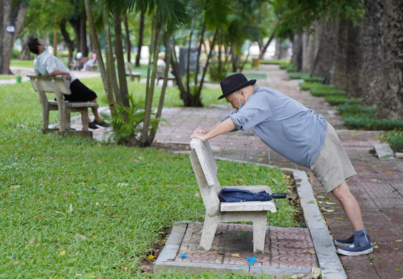 Ghế đá, vỉa hè đều được tận dụng thành nơi luyện tập.