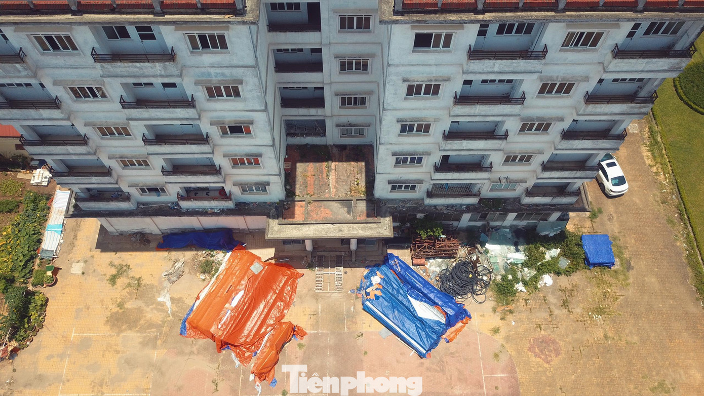 Do bỏ hoang từ nhiều năm nay nên cả 3 tòa nhà của dự án này đều đang xuống cấp nghiêm trọng, rêu mốc mọc đầy, trở thành điểm tập kết phế liệu rất lãng phí.