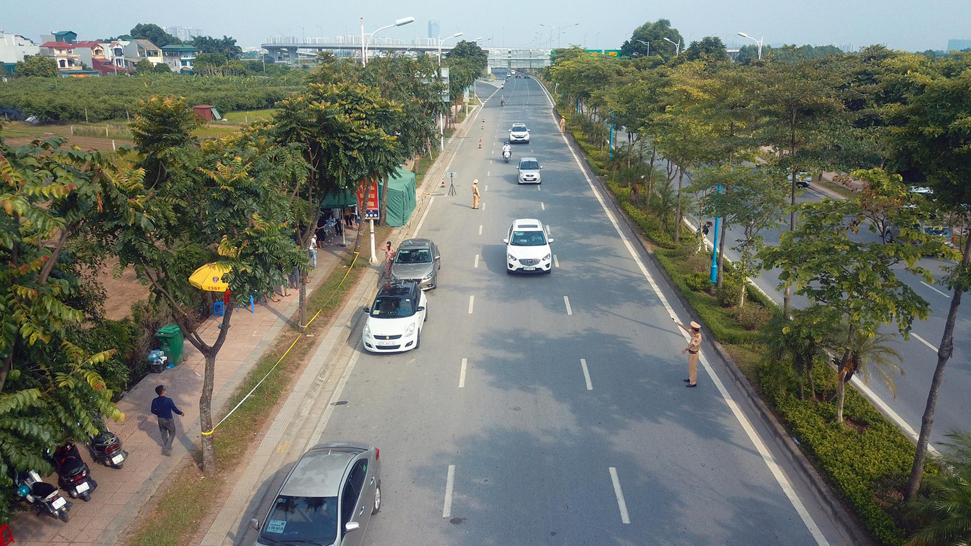 Tại chốt số 8: Nút giao Quốc lộ 5B - Cổ Linh, quận Long Biên ghi nhận vào thời điểm 16h chiều 19/7, lực lượng chức năng vẫn liên tục tăng cường kiểm soát các xe lưu thông vào thành phố. Tại chốt số 8: Nút giao Quốc lộ 5B - Cổ Linh, quận Long Biên ghi nhận vào thời điểm 16h chiều 19/7, lực lượng chức năng vẫn liên tục tăng cường kiểm soát các xe lưu thông vào thành phố.