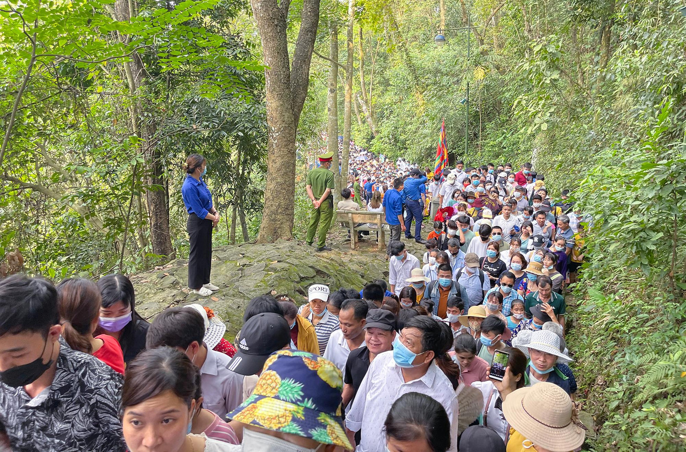 Theo ghi nhận của phóng viên, sáng 21/04, hàng nghìn người từ mọi miền Tổ quốc đã đến Khu di tích lịch sử Đền Hùng để dự lễ giỗ Tổ, tưởng niệm các Vua Hùng.