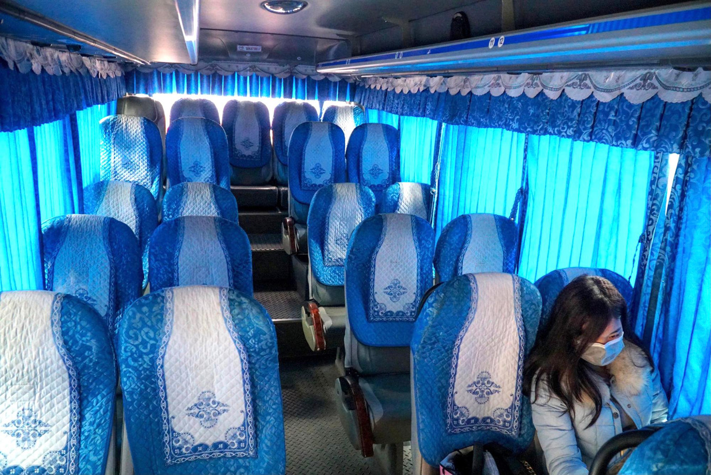 Đã đến giờ xuất bến, nhiều xe vẫn nhiều ghế trống.