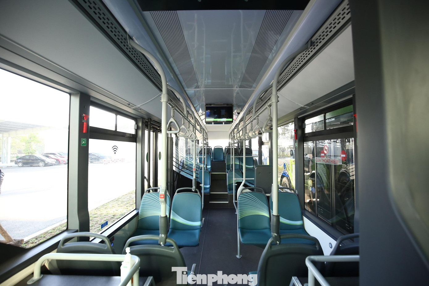 Giá vé xe buýt điện bằng các tuyến buýt truyền thống với mức 7.000-9.000 đồng/lượt. Về vé tháng, đối với học sinh, sinh viên (trường hợp ưu tiên) giá vé tháng đi một tuyến là 55.000 đồng. Giá vé tháng đi liên tuyến là 100.000 đồng. Các trường hợp không ưu tiên, giá vé tháng đi một tuyến là 100.000 đồng và 200.000 đồng đối với liên tuyến. Người trên 60 tuổi, trẻ em dưới 6 tuổi được miễn phí.