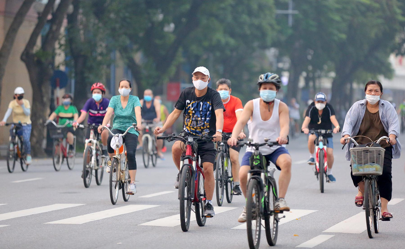 Đến khoảng gần 6h sáng, dòng người đổ ra đường ngày càng đông.