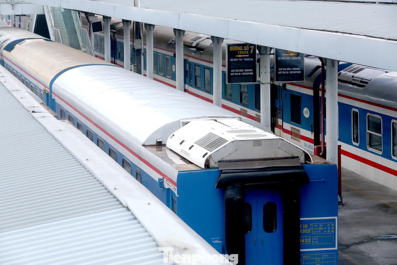 Sau nhiều ngày tạm dừng hoạt động để phòng chống dịch COVID-19, từ 8h sáng nay, Tổng công ty Đường sắt Việt Nam đã chính thức mở bán vé tàu khách trên các tuyến Hà Nội - Hải Phòng và Hà Nội - TPHCM.