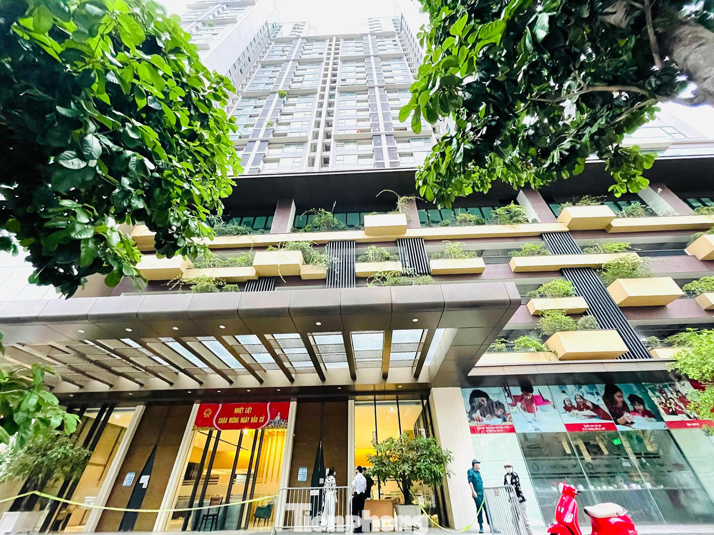 Việc tổ chức phong toả khu chung cư được thực hiện sau khi một cư dân sinh sống tại phòng A2507 có kết quả xét nghiệm dương tính với SARS-CoV-2.