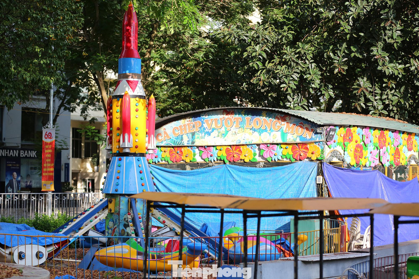 Các khu vui chơi đều phủ bạt ngừng tiếp đón khách theo chỉ thị phòng chống dịch của thành phố Hà Nội. Các khu vui chơi đều phủ bạt ngừng tiếp đón khách theo chỉ thị phòng chống dịch của thành phố Hà Nội.