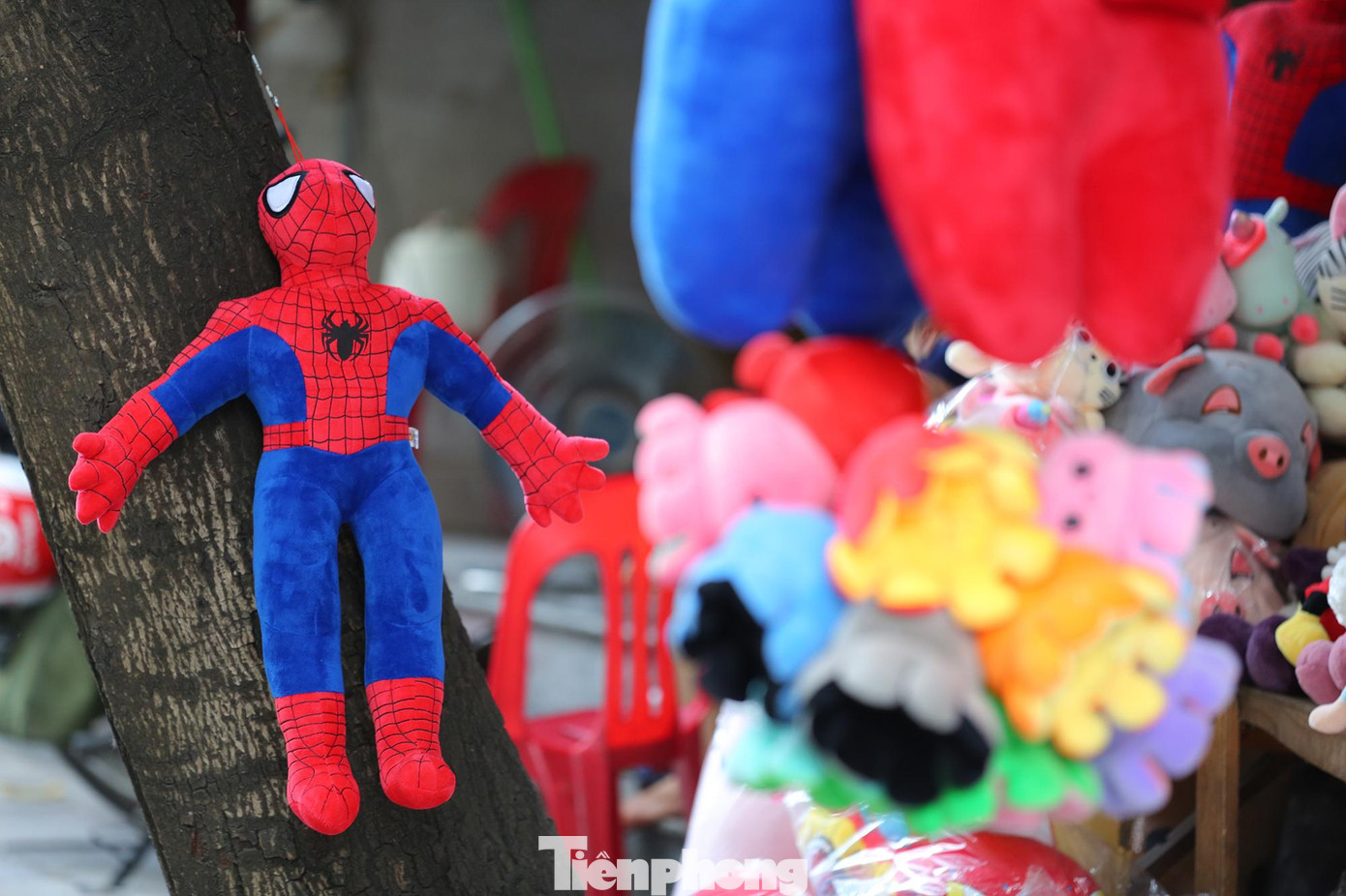 Những hình siêu nhân người nhện được gắn trên cây để tạo sức hút bắt mắt cho các khách hàng nhí nhưng nay cũng chẳng có mấy khách hàng ghé qua. Những hình siêu nhân người nhện được gắn trên cây để tạo sức hút bắt mắt cho các khách hàng nhí nhưng nay cũng chẳng có mấy khách hàng ghé qua.