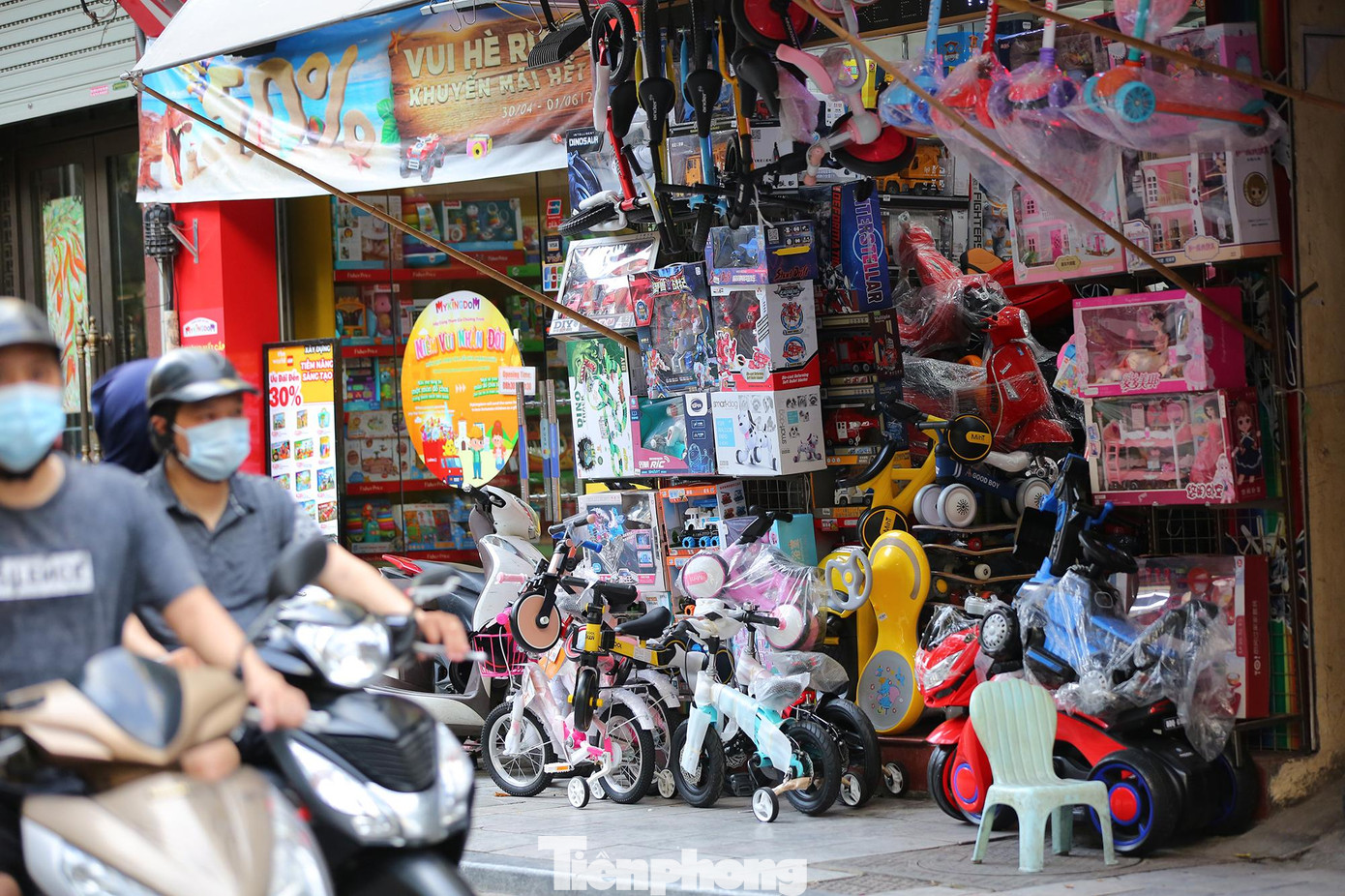 Do ảnh hưởng của dịch COVID-19, các trường học cho nghỉ hè sớm nên hầu như không có khách hàng là trường học, phụ huynh mua hàng với số lượng lớn để làm phần thưởng cuối năm như thông lệ. Do ảnh hưởng của dịch COVID-19, các trường học cho nghỉ hè sớm nên hầu như không có khách hàng là trường học, phụ huynh mua hàng với số lượng lớn để làm phần thưởng cuối năm như thông lệ.