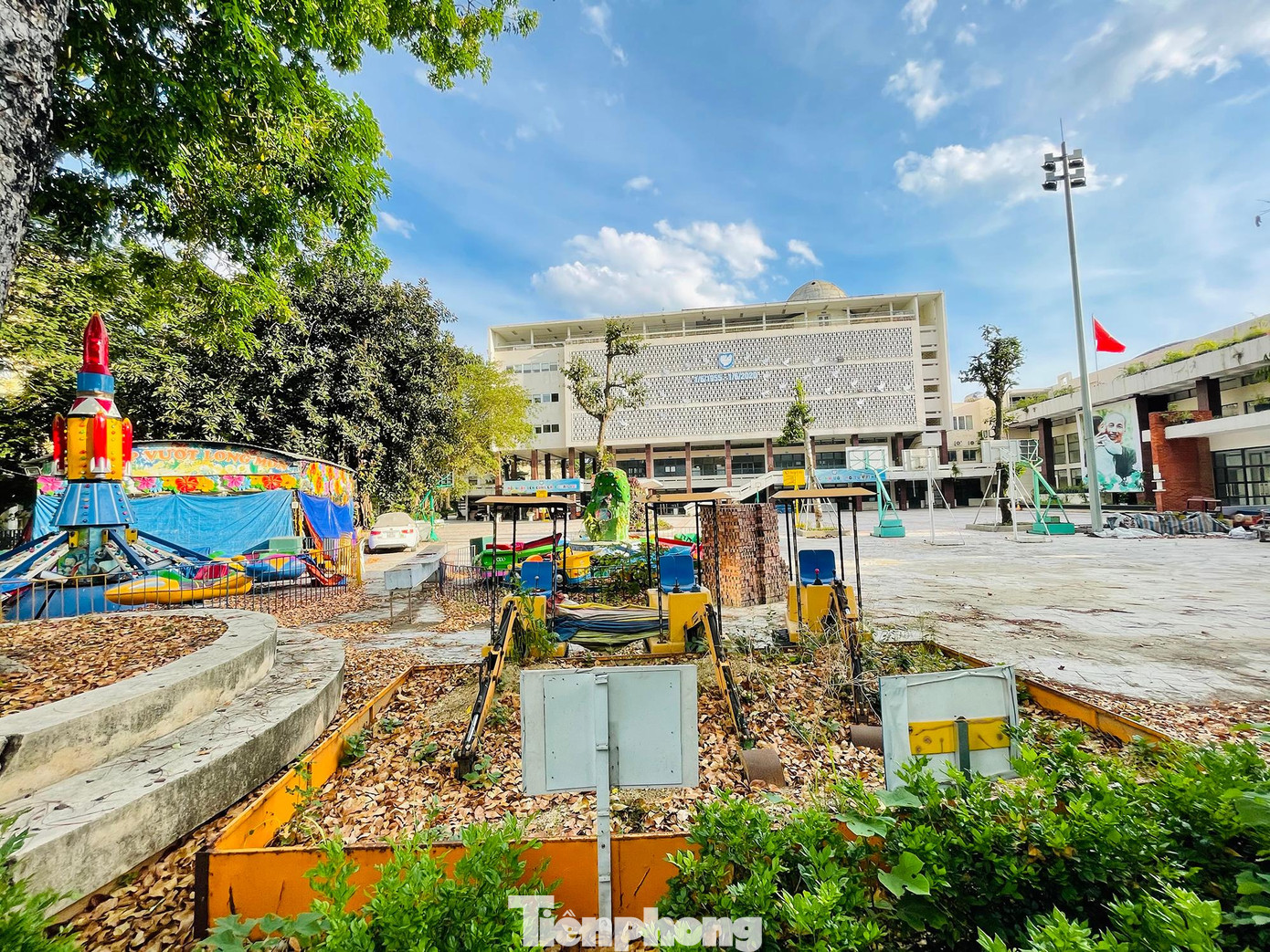 Cách khu chợ mua sắm đồ chơi không xa, cung thiếu nhi Hà Nội là địa điểm vui chơi sinh hoạt quen thuộc của trẻ em thủ đô nay cũng cửa đóng then cài để phòng, chống dịch COVID-19. Cách khu chợ mua sắm đồ chơi không xa, cung thiếu nhi Hà Nội là địa điểm vui chơi sinh hoạt quen thuộc của trẻ em thủ đô nay cũng cửa đóng then cài để phòng, chống dịch COVID-19.