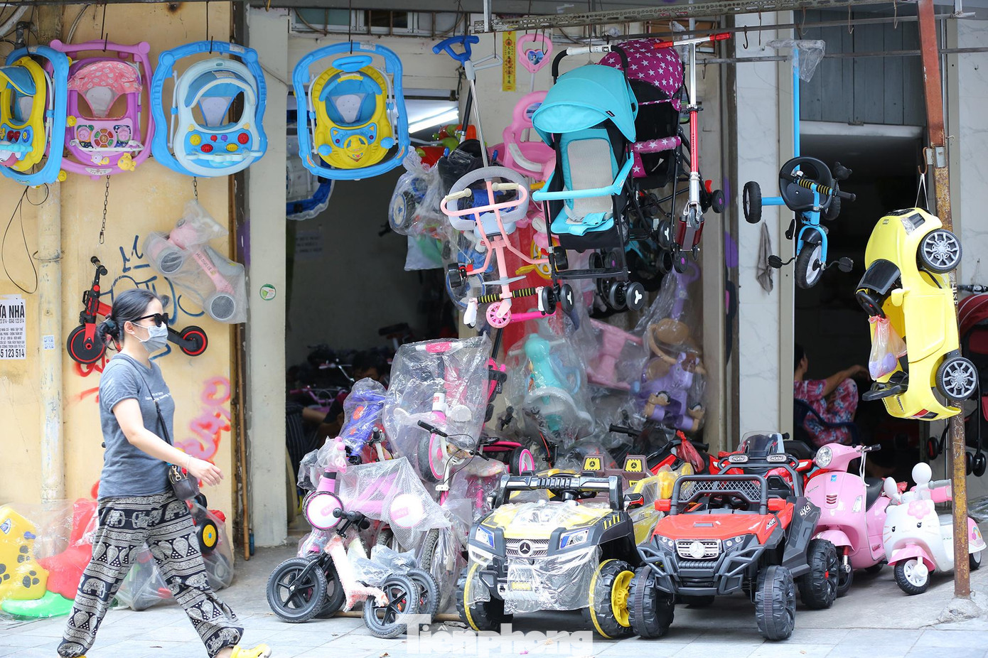 Cả dãy phố Hàng Cân, Lương Văn Can chiều 31/05 thưa thớt không có khách hàng ghé mua. Cả dãy phố Hàng Cân, Lương Văn Can chiều 31/05 thưa thớt không có khách hàng ghé mua.