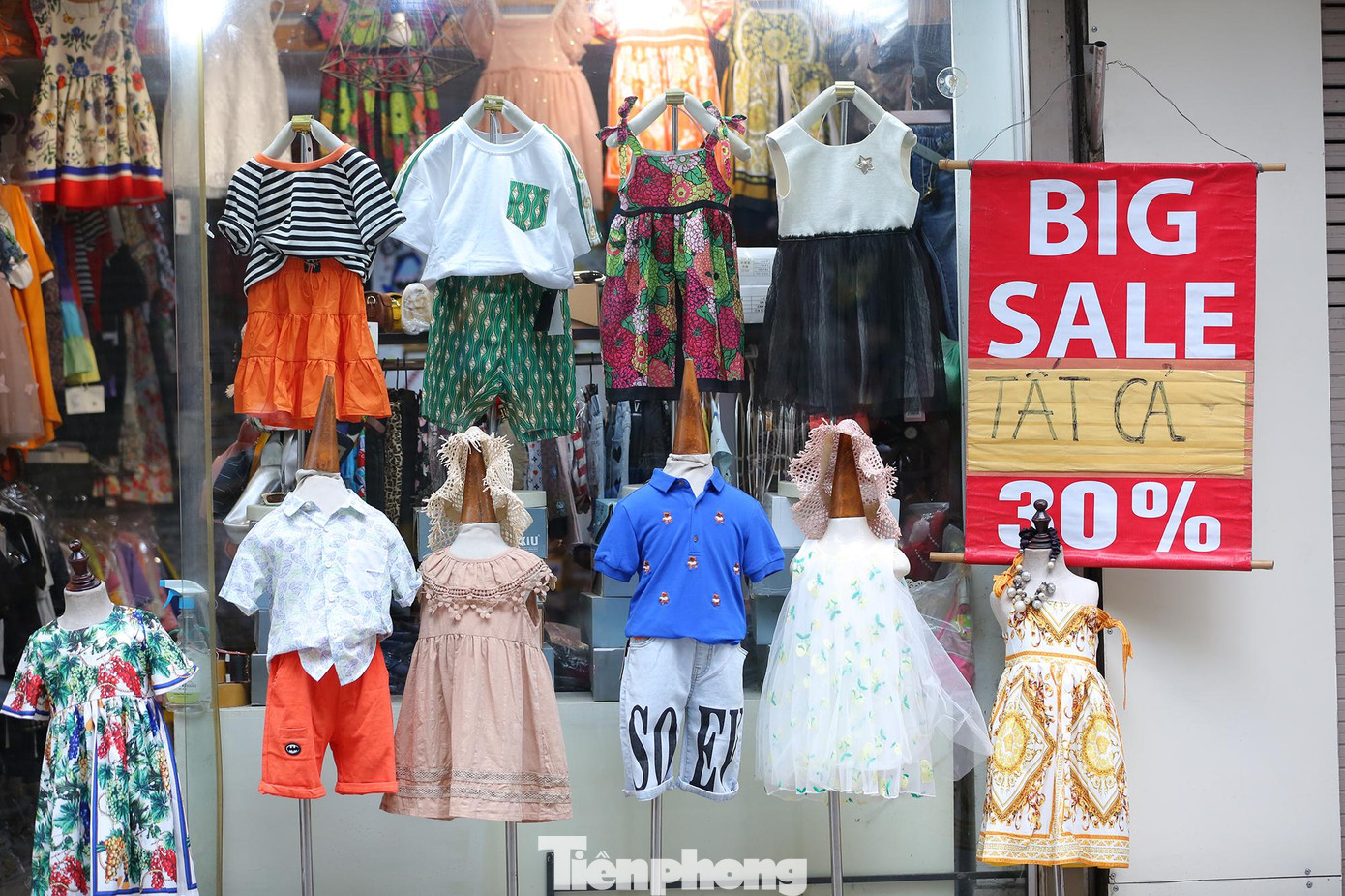 Các cửa hàng thời trang trẻ em thậm chí treo biển giảm giá sâu 30% nhưng cũng không có khách hàng ghé mua sắm. Các cửa hàng thời trang trẻ em thậm chí treo biển giảm giá sâu 30% nhưng cũng không có khách hàng ghé mua sắm.