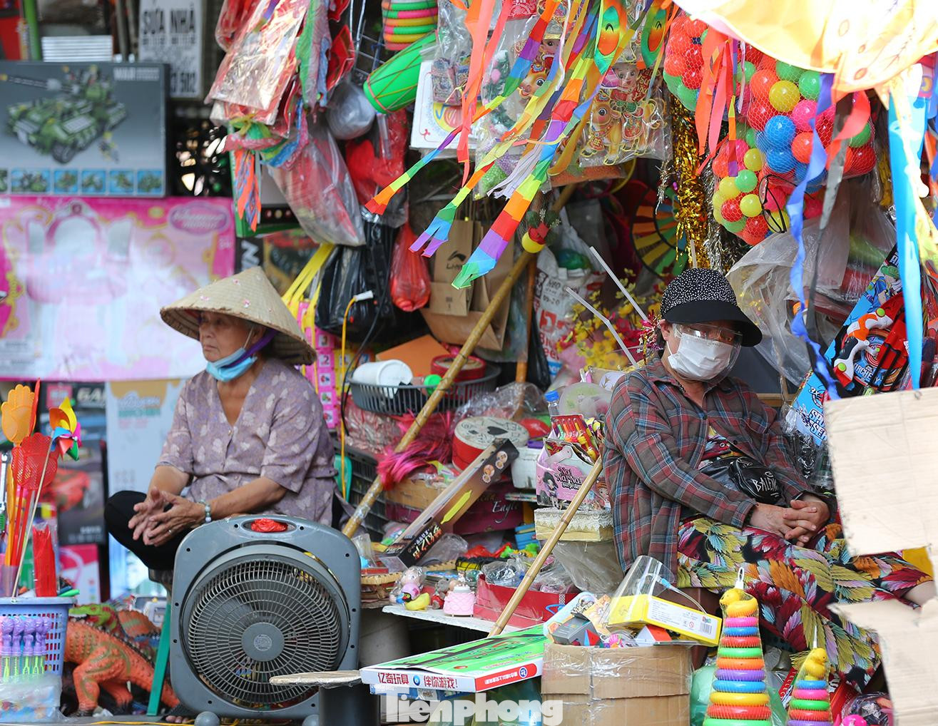 Theo ghi nhận nhanh của phóng viên báo Tiền Phong, lượng khách lẻ đến mua trực tiếp khá thưa thớt, lác đác cũng chỉ đếm được trên đầu ngón tay. Theo ghi nhận nhanh của phóng viên báo Tiền Phong, lượng khách lẻ đến mua trực tiếp khá thưa thớt, lác đác cũng chỉ đếm được trên đầu ngón tay.
