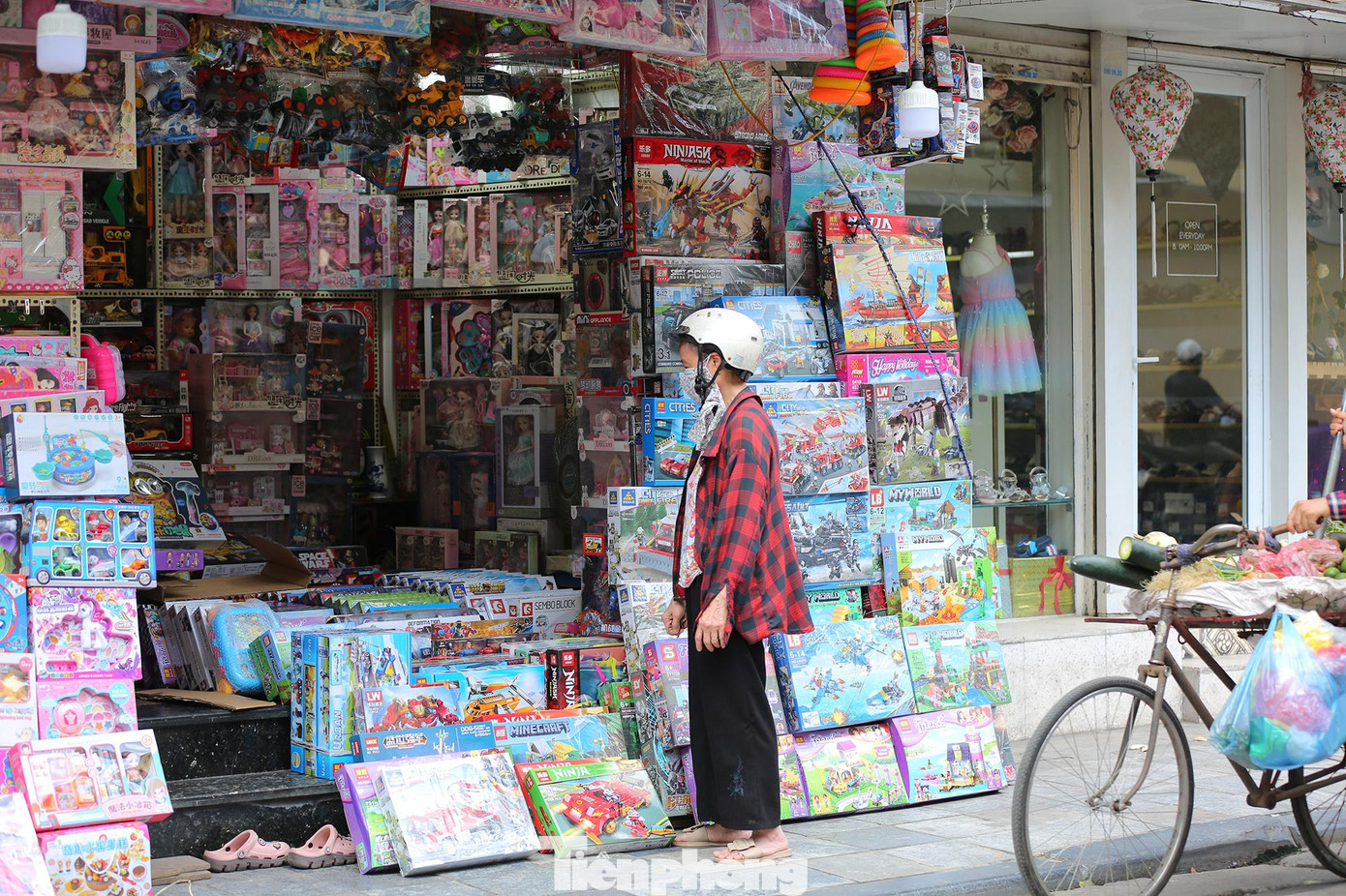 Những con phố được mệnh danh là thủ phủ đồ chơi của thủ đô như Hàng Mã, Lương Văn Can, Hàng Lược... nay đìu hiu vắng bóng người mua. Không còn hình ảnh những cửa hàng đầy ắp đồ chơi đông đúc khác, không còn những quầy, giá kê hàng sát ra đến tận vỉa hè bán đủ đồ chơi quà tặng cho các bé như mọi năm. Những con phố được mệnh danh là thủ phủ đồ chơi của thủ đô như Hàng Mã, Lương Văn Can, Hàng Lược... nay đìu hiu vắng bóng người mua. Không còn hình ảnh những cửa hàng đầy ắp đồ chơi đông đúc khác, không còn những quầy, giá kê hàng sát ra đến tận vỉa hè bán đủ đồ chơi quà tặng cho các bé như mọi năm.