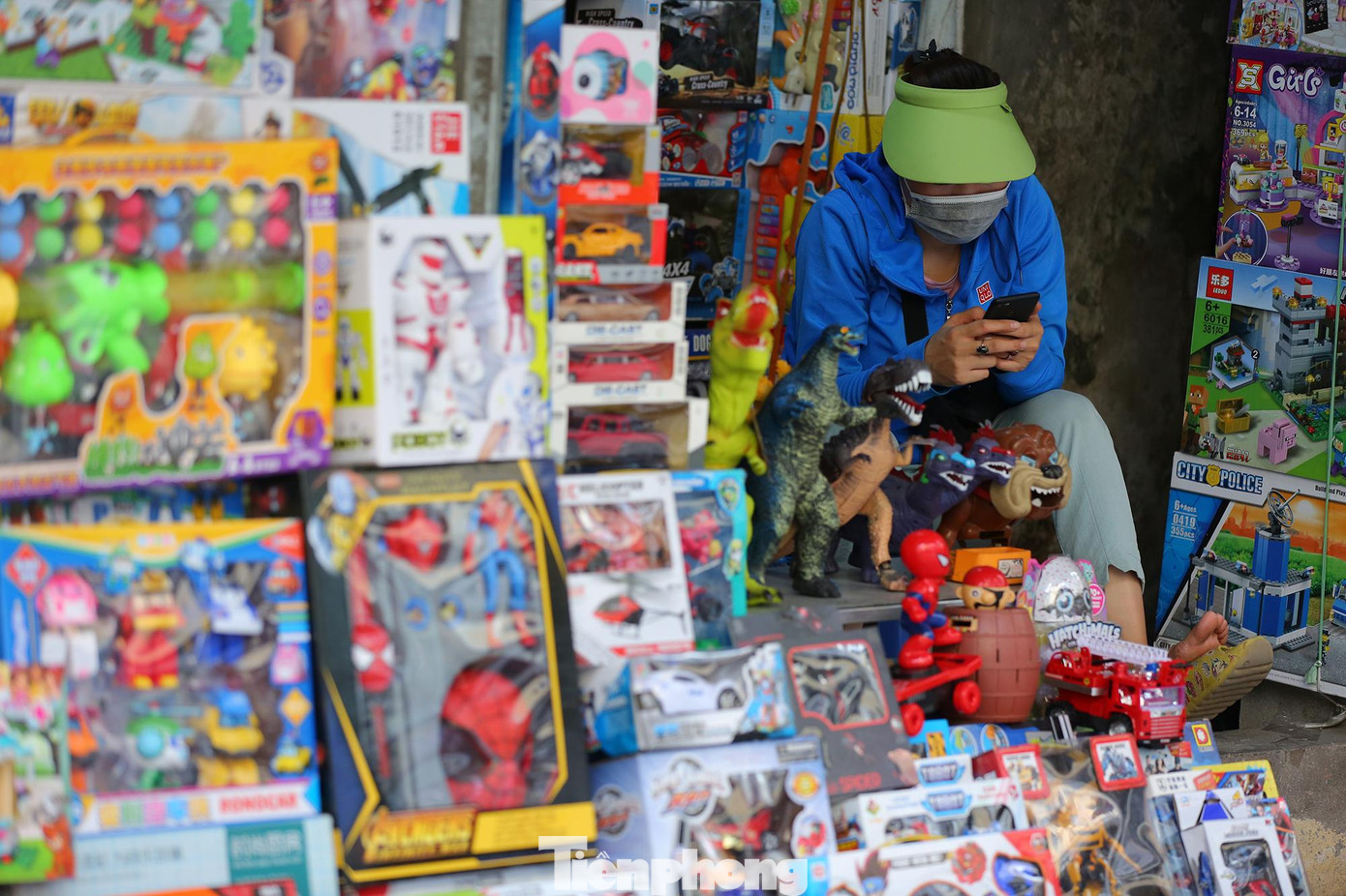 Dịp Quốc tế thiếu nhi hàng năm, những con phố lớn chuyên bán đồ chơi trẻ em như Lương Văn Can, Hàng Cân...thường nhộn nhịp tấp nập người bán kẻ mua đông vui như đi trẩy hội nhưng năm này không gian vắng vẻ đìu hiu do dịch bệnh. Các chủ cửa hàng gần như chỉ ngồi xem điện thoại trông cửa hàng là chính. Dịp Quốc tế thiếu nhi hàng năm, những con phố lớn chuyên bán đồ chơi trẻ em như Lương Văn Can, Hàng Cân...thường nhộn nhịp tấp nập người bán kẻ mua đông vui như đi trẩy hội nhưng năm này không gian vắng vẻ đìu hiu do dịch bệnh. Các chủ cửa hàng gần như chỉ ngồi xem điện thoại trông cửa hàng là chính.